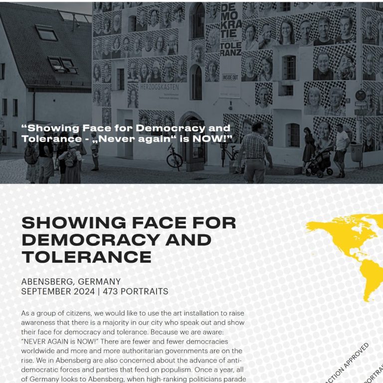 InsideOut Project Großes Gebäude mit vielen Porträtfotos an der Fassade, davor mehrere Personen, eine mit Kinderwagen.