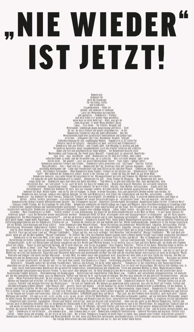 Nie wieder ist Jetzt! Schwarz-weiße Infografik mit Überschrift ‚NIE WIEDER IST JETZT!‘ und Hausfigur aus vielen Textzeilen.